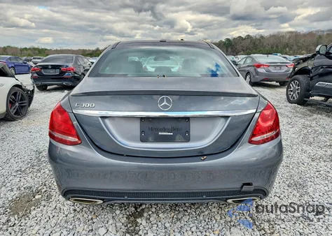 2018 Mercedes-Benz C 300 z USA, uszkodzony, nr VIN 55SWF4JB6JU261876